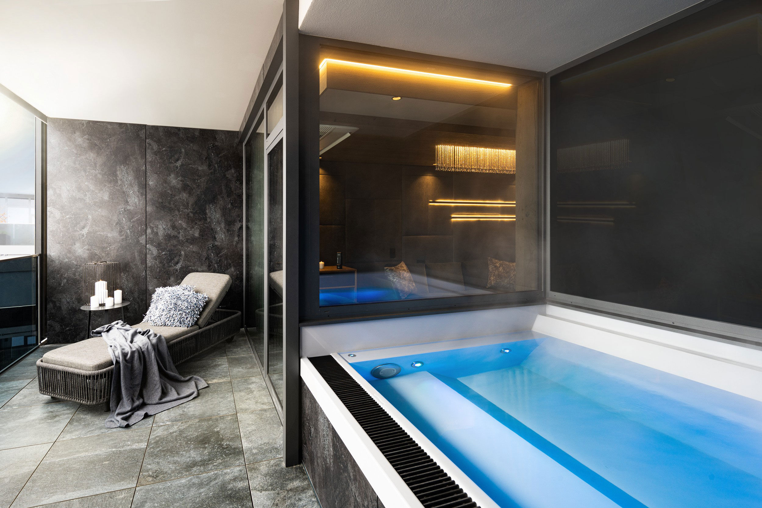 Balance-Suite light mit Whirlpool auf dem Balkon